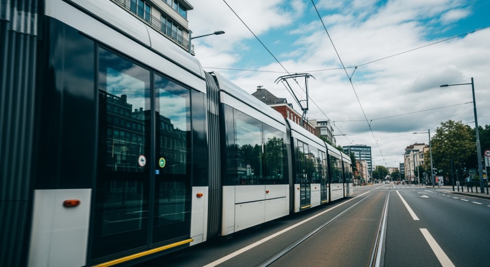 Tramwaje wracają na ulice Warszawy: Nowe trasy i remonty!