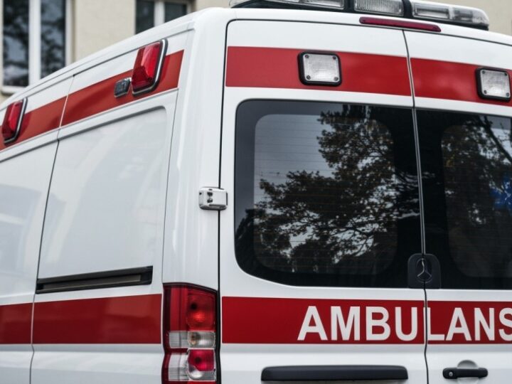 Błyskawiczny ratunek na przystanku: życie uratowane!