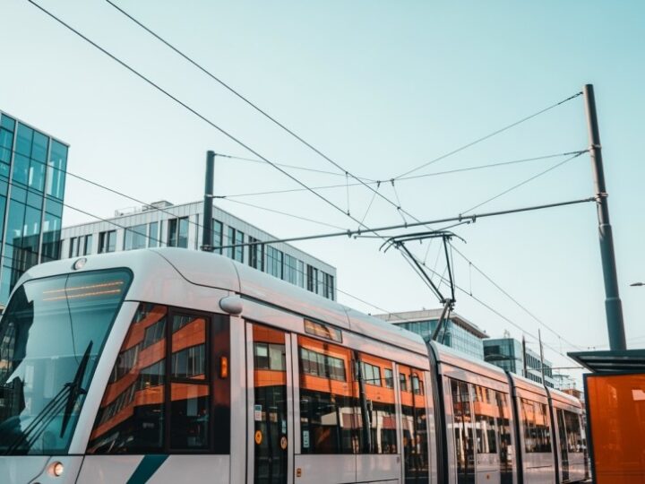 Wrocławski tramwaj w niebieskich barwach zadebiutuje na warszawskich trasach turystycznych