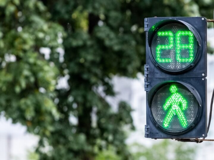 Nowe wyniesione skrzyżowanie na Bielanach poprawi bezpieczeństwo pieszych