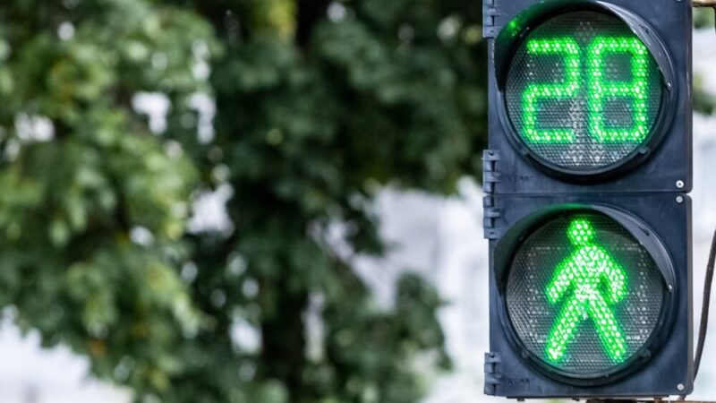 Nowe wyniesione skrzyżowanie na Bielanach poprawi bezpieczeństwo pieszych