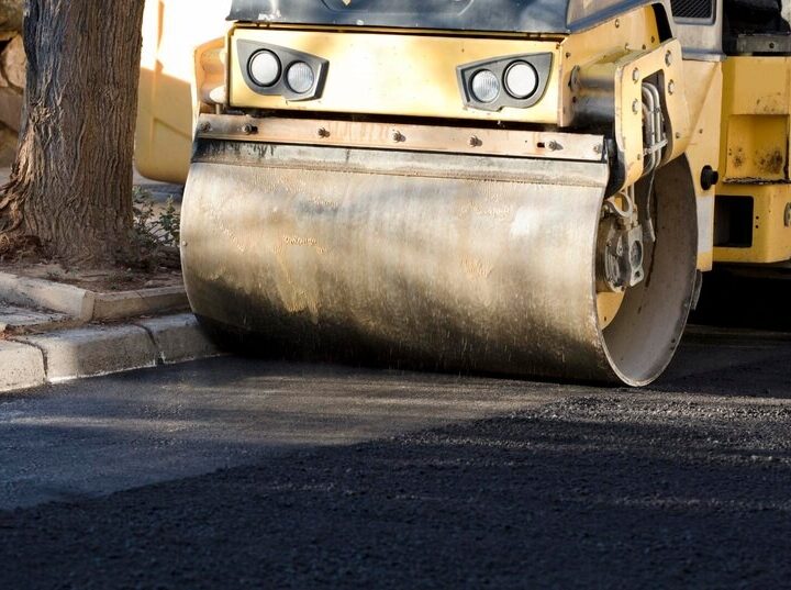 Nowa nawierzchnia na ulicy Odkrytej: Prace remontowe w Tarchominie