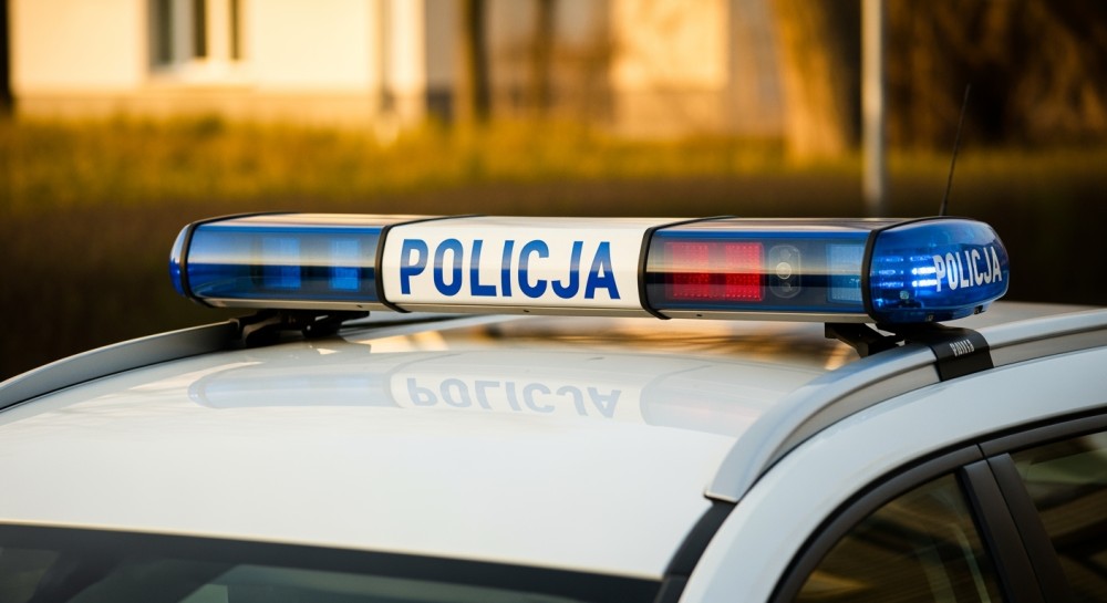 Kradzież w biały dzień: nietrzeźwy mężczyzna atakuje strażników