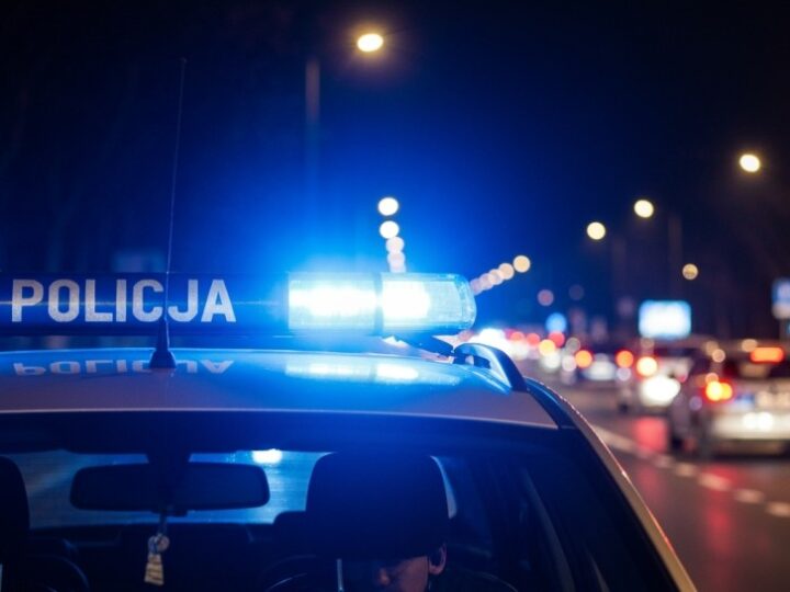 Warszawscy policjanci pomagają zagubionemu seniorowi po wypłacie z bankomatu