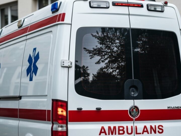 Kierowca uwięziony w rozbitym aucie: dramatyczna akcja strażaków na parkingu sklepowym