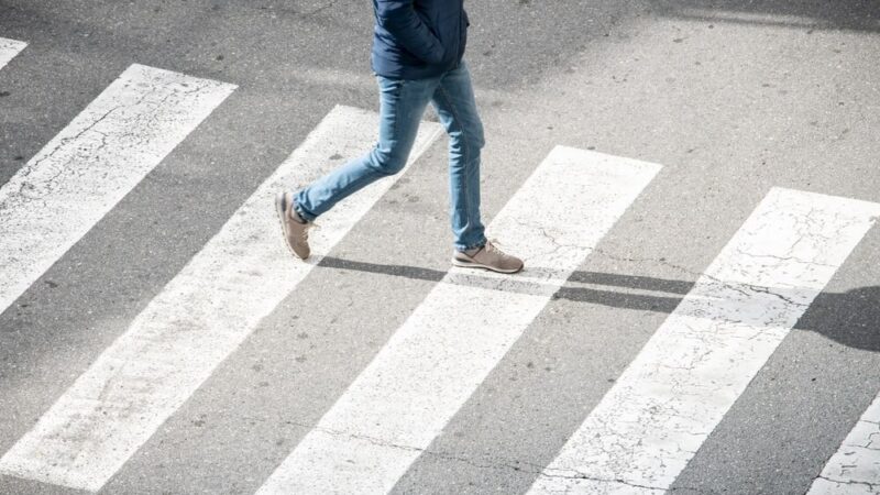 Bezpieczne kroki do szkoły – policjanci uczą dzieci zasad ruchu drogowego