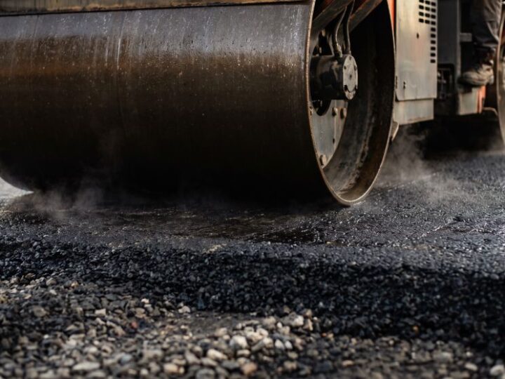 Remont ekranów dźwiękochłonnych na Alei Stanów Zjednoczonych po pożarze autobusu