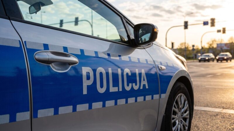 Brat z nożem w ręku: Policja w Józefowie zapobiegła tragedii
