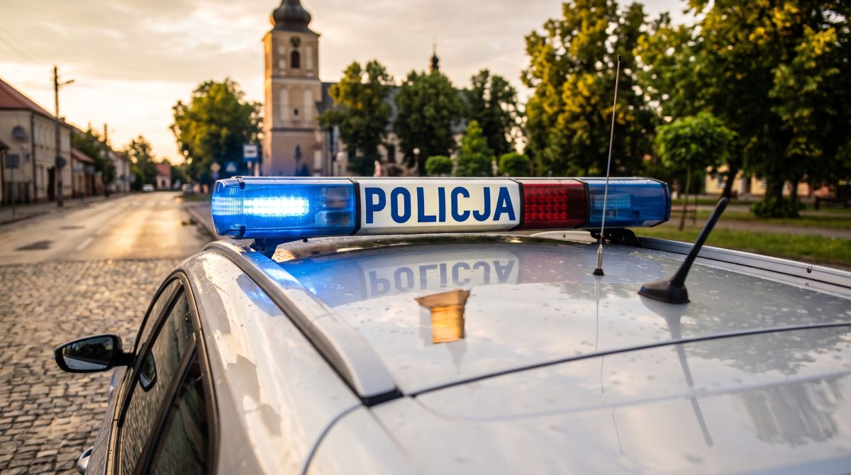 Atak w Garbatce: Mężczyzna zniszczył szybę i uciekł, szybko wpadł w ręce policji