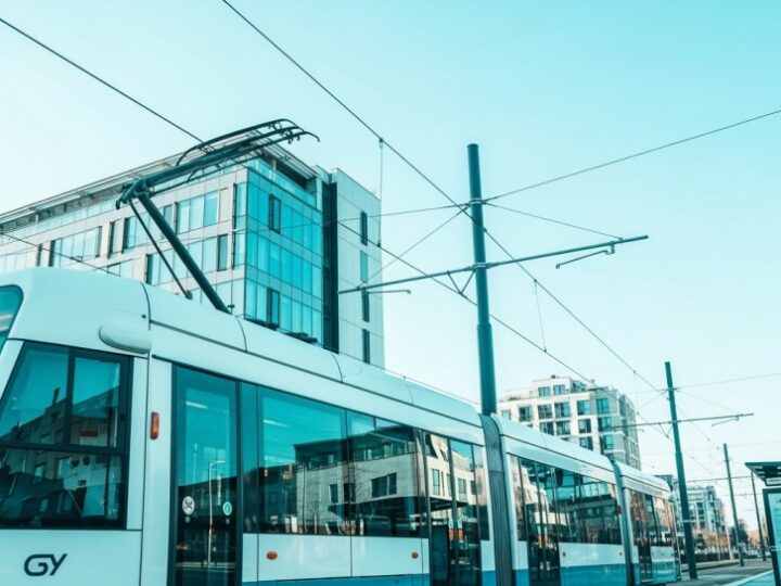 Rewolucja w komunikacji: nowe stacje metra zmieniają Warszawę!