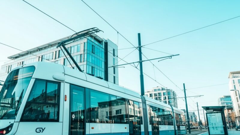 Rewolucja w komunikacji: nowe stacje metra zmieniają Warszawę!