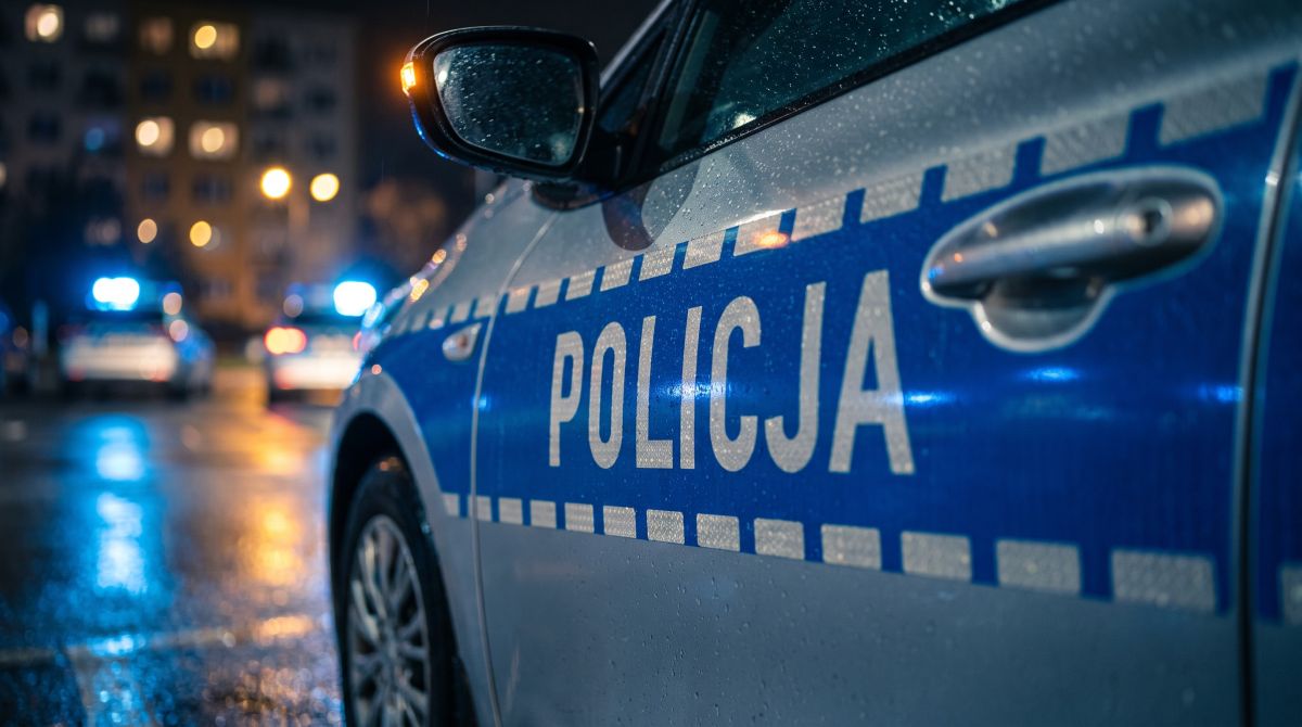 Policyjny detektyw rozpoznaje niebezpiecznego mężczyznę w miejskim autobusie