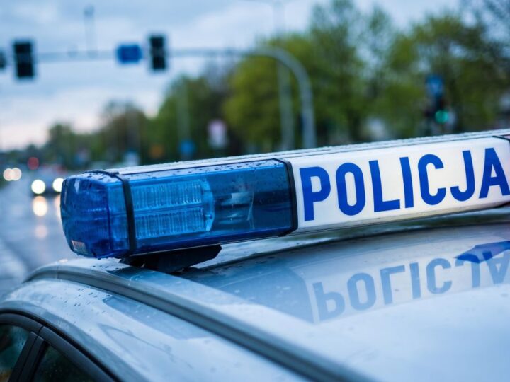 Młody mężczyzna z maczetą groził siostrze – błyskawiczna interwencja policji uratowała sytuację