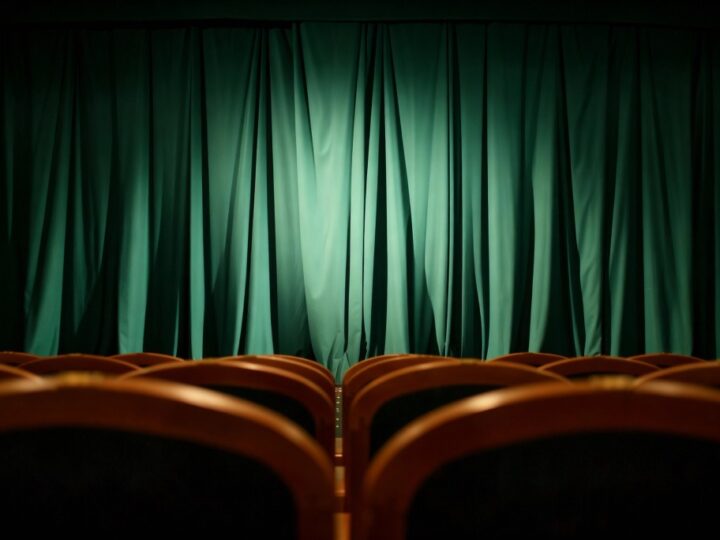 Seniorzy w Bielanach odkrywają świat teatru i bezpieczeństwa w „Metodzie na wnuczka