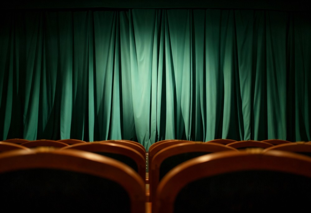 Seniorzy w Bielanach odkrywają świat teatru i bezpieczeństwa w „Metodzie na wnuczka