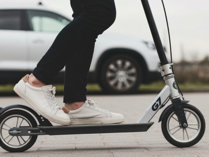 Hulajnoga elektryczna skradziona ze szkoły – szybka akcja policji!