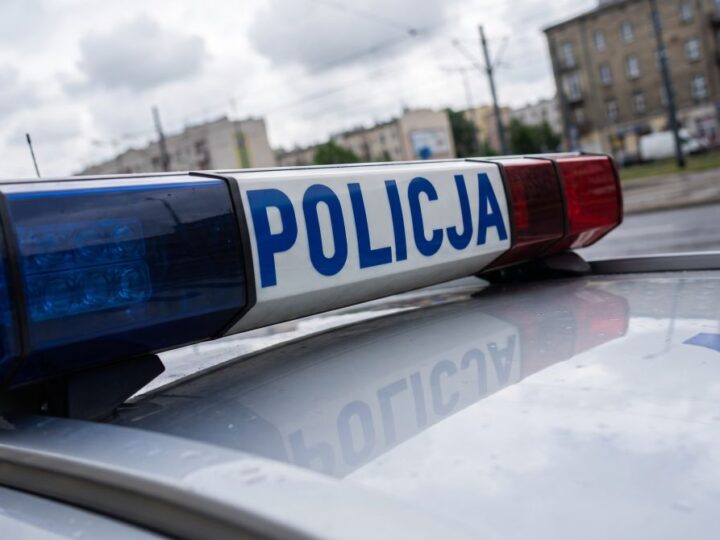 Agresywny pasażer rozbija szybę w warszawskim autobusie
