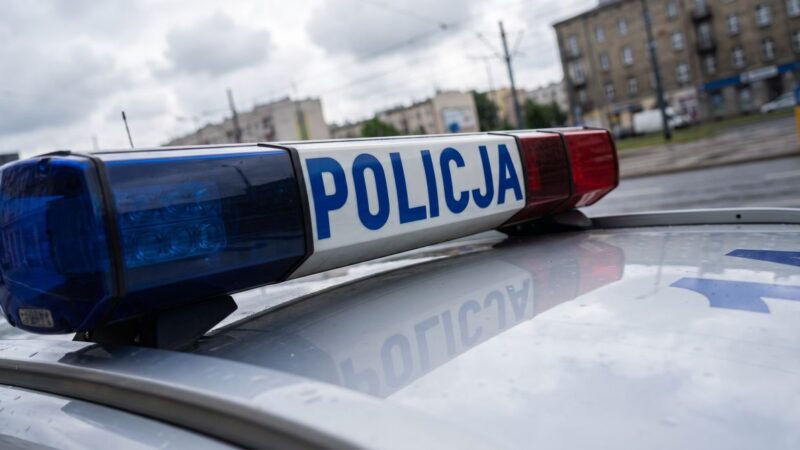 Agresywny pasażer rozbija szybę w warszawskim autobusie